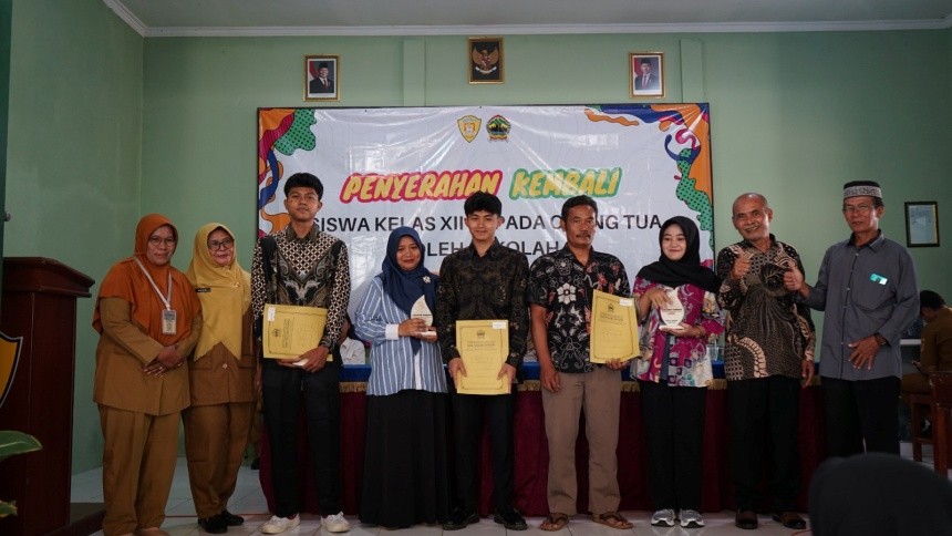 Penyerahan Kembali Kelas XII Kepada Orang Tua oleh Sekolah